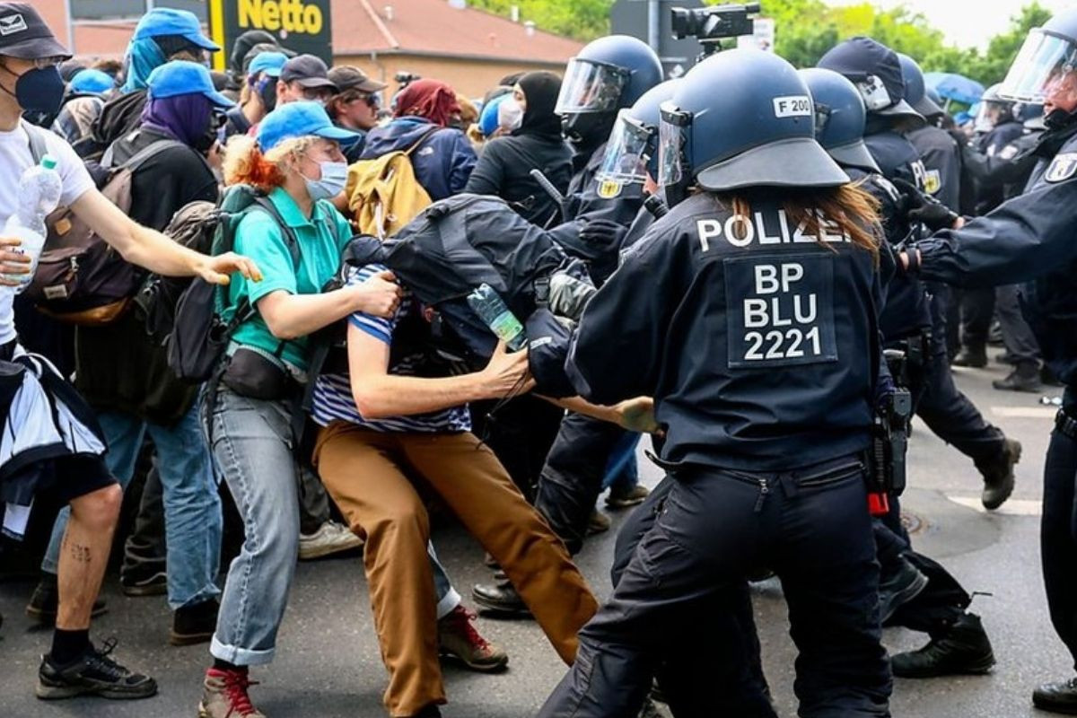 Tesla fabrikasını protesto eden aktivistlerin kampına polis baskını 